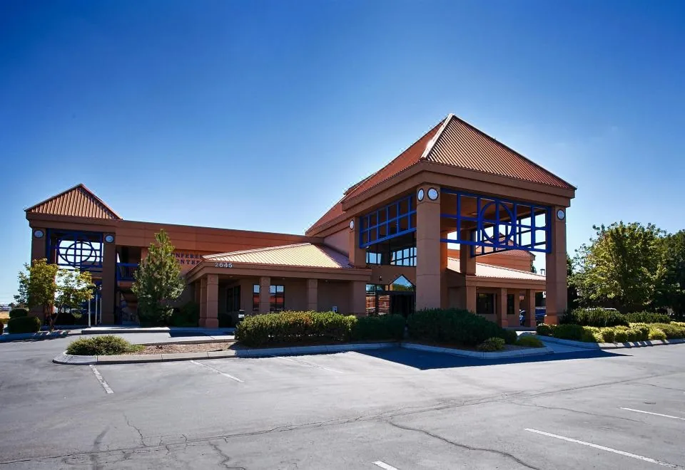 Entrance and driveway at Best Western Vista Inn at the Airport in Boise, Idaho