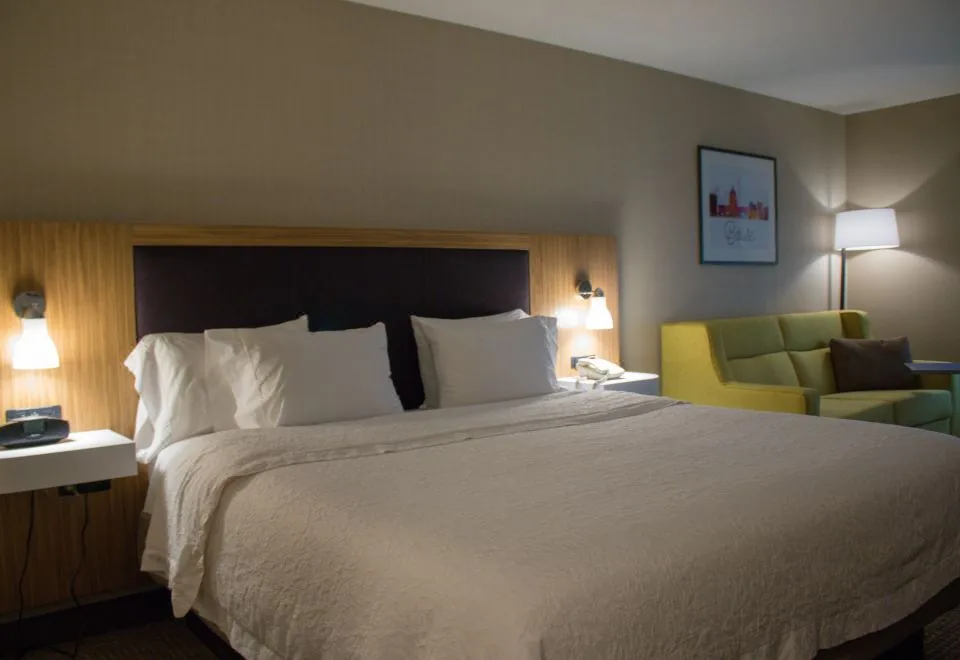 Guest room at Hampton Inn Boise – Airport in Boise, Idaho