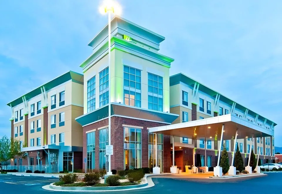 Exterior and entrance at Holiday Inn Boise Airport in Boise, Idaho